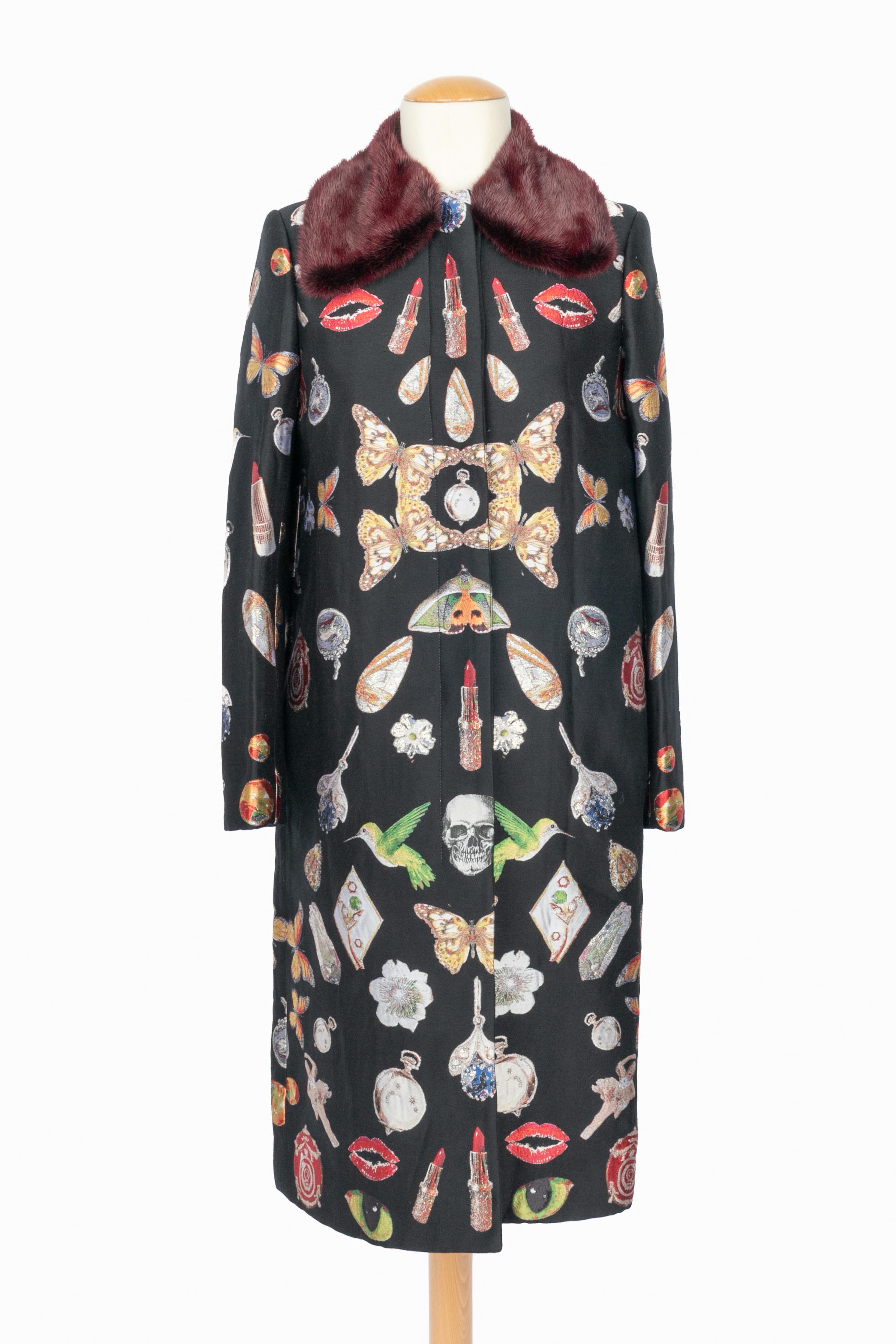 Alexander McQueen - (Made in Italy) Cappotto in lana e seta con motivi diversi come teschi, farfalle, fiori o rossetti. Colletto in visone rosso rimovibile. Fodera in seta. Taglia 38IT. Pezzi degli anni 2010-2015 sotto la direzione artistica di