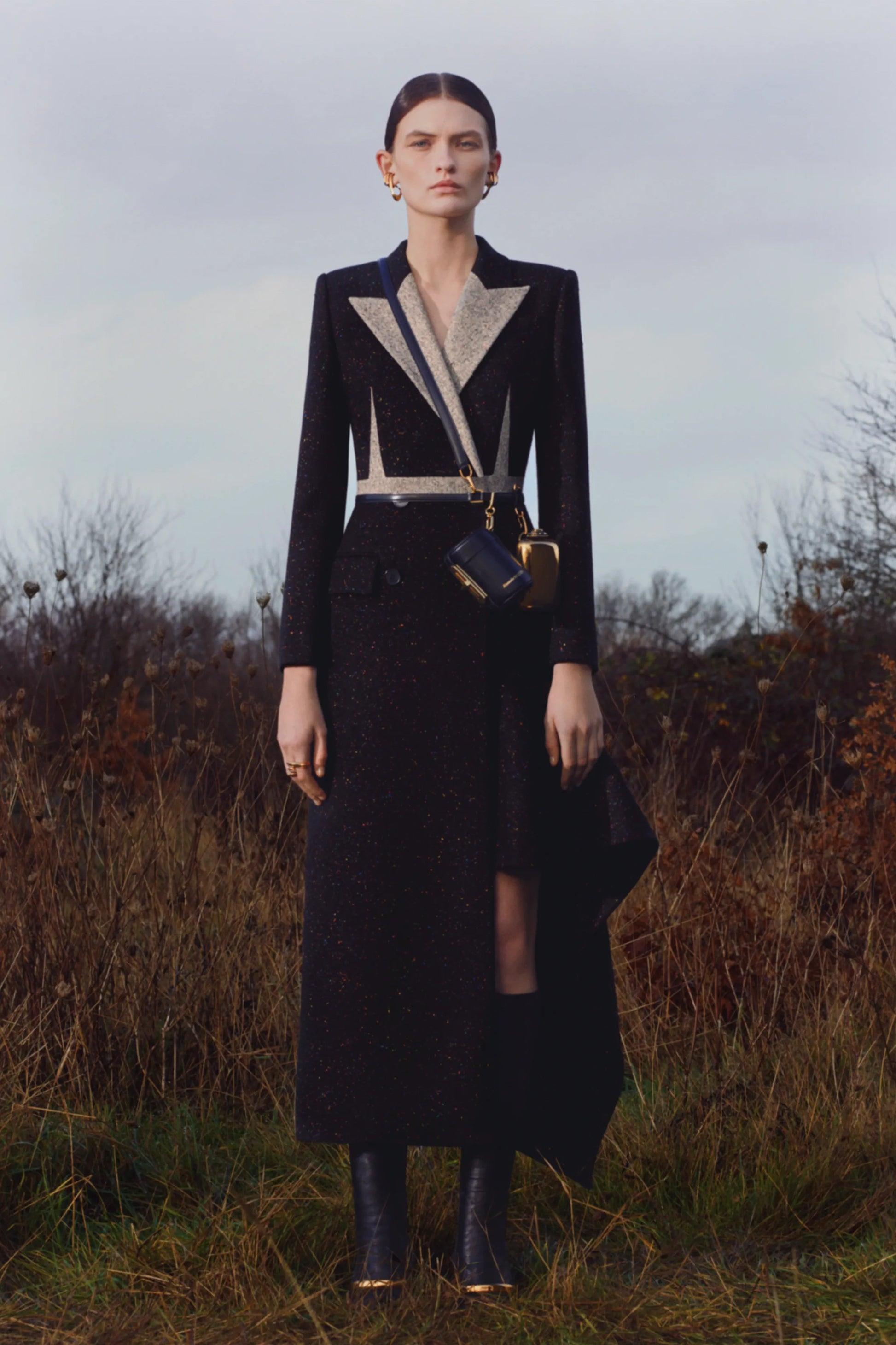 Alexander McQueen - (Made in Italy) Cappotto asimmetrico in misto lana nera e multicolore. Lana grigia incorporata. Non è indicata la taglia, ma veste una 34FR/36FR. Collezione Pre-Fall 2020, sotto la direzione di Sarah Burton.

Informazioni