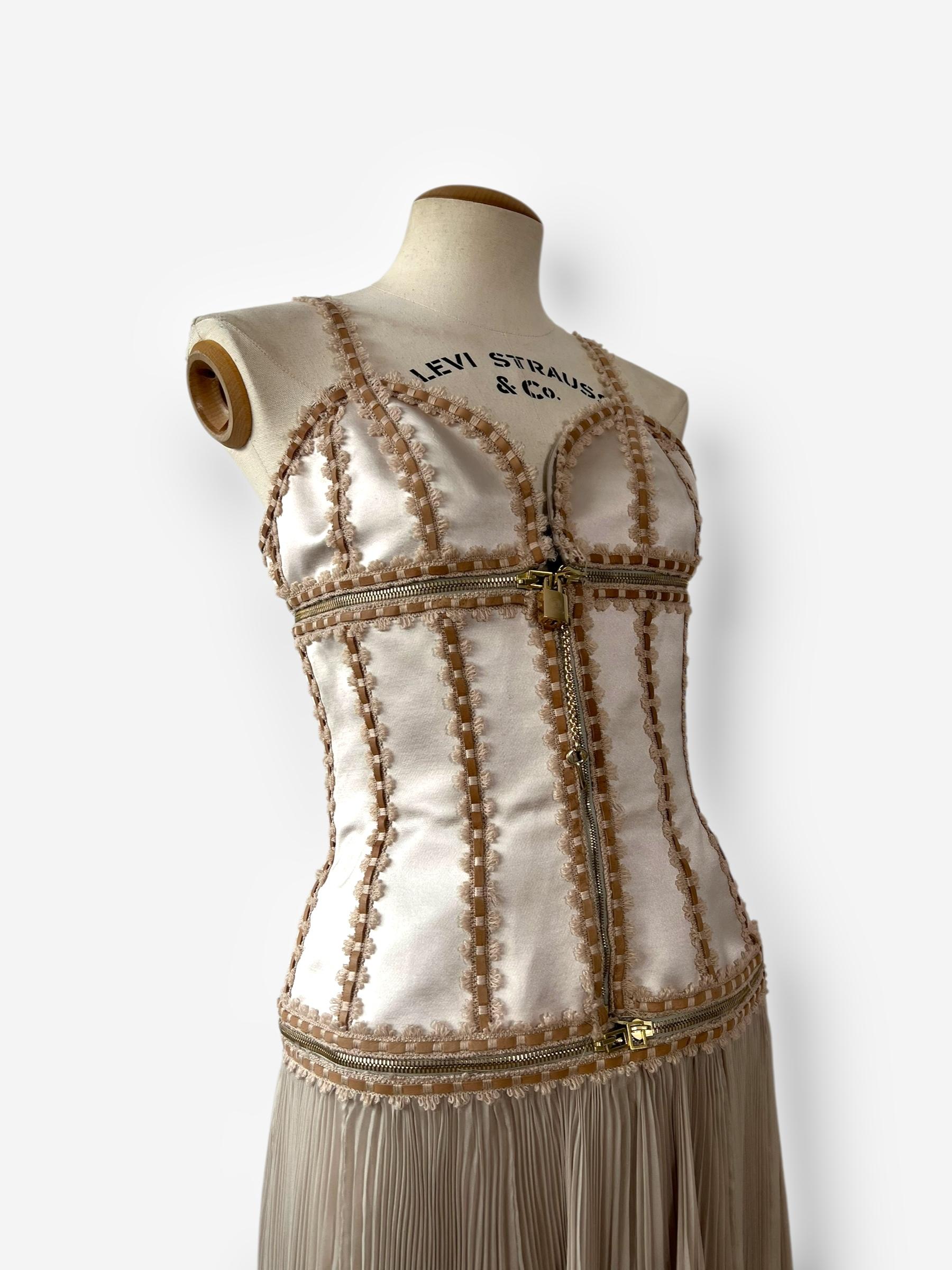Questo raro abito convertibile in lana e seta beige della collezione Alexander McQueen Autunno/Inverno 2003 mette in mostra la maestria tecnica e il fascino della trasformazione dello stilista. Progettato per essere indossato in tre modi diversi,