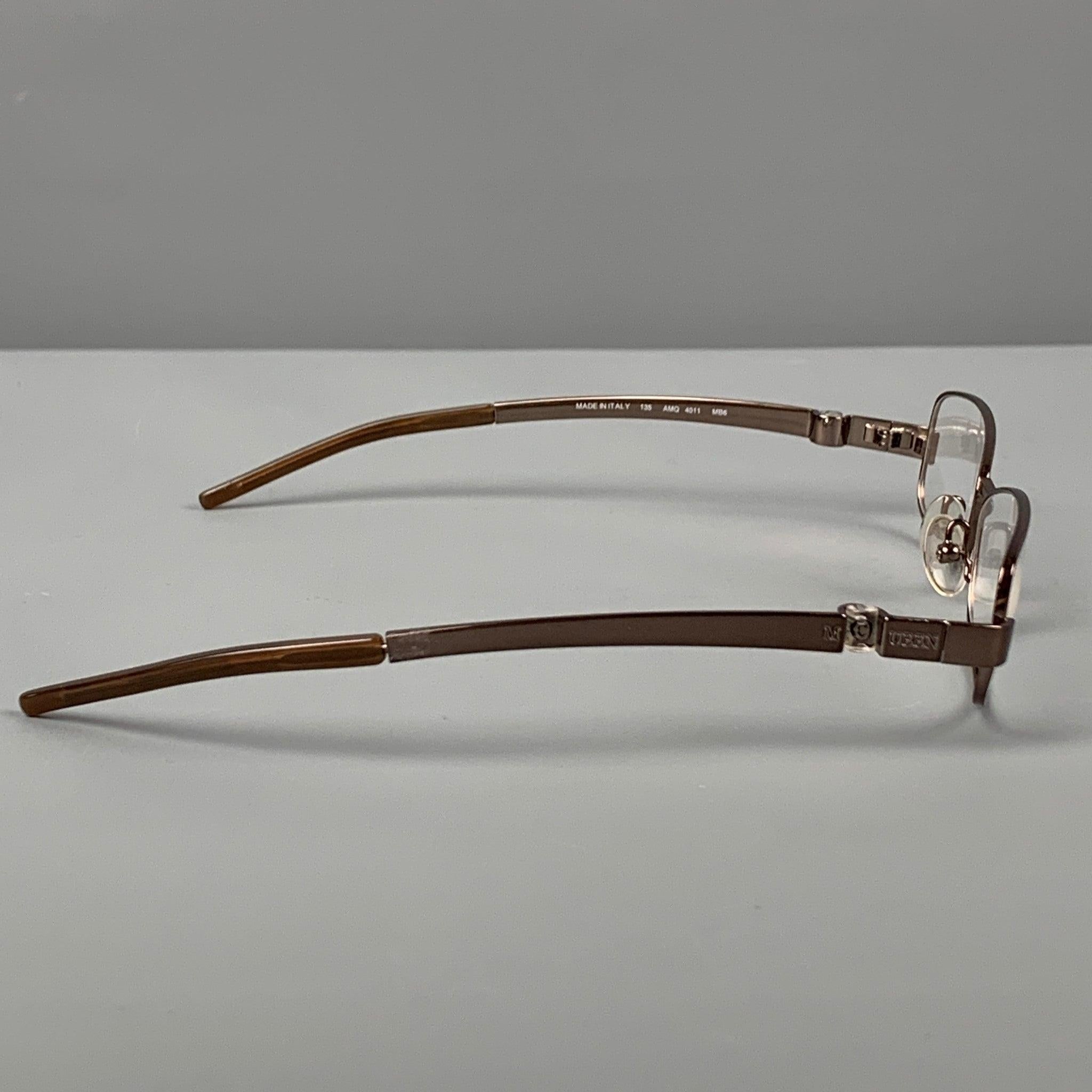 ALEXANDER McQUEEN eyewear comes in a copper metal and a prescription lenses. Includes case. Made in Italy.
Very Good
Pre-Owned Condition. 

Marked:   135 AMQ 4011 MB6
 

Measurements: 
  Length: 14 cm. Height: 3 cm.
  
  
 
Reference: