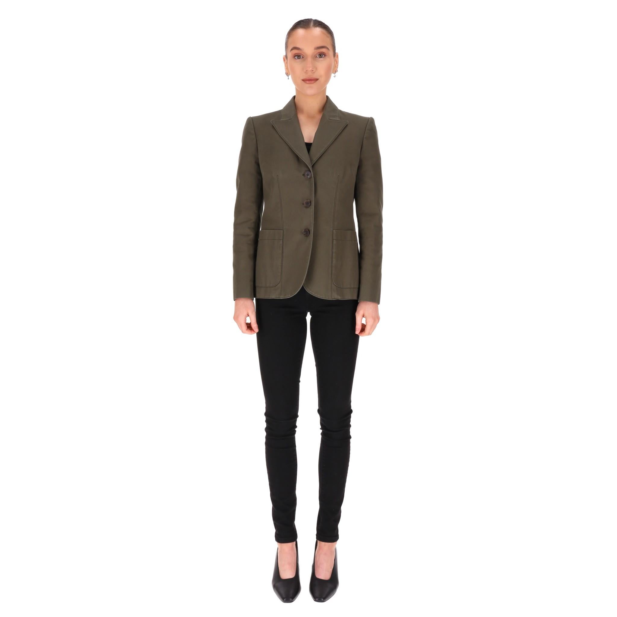 Giacca in gabardine di cotone di Alexander McQueen

Blazer verde oliva in gabardine di cotone con design monopetto a tre bottoni.

Caratterizzato da dettagli cuciti, tasche applicate sul davanti e revers dentellati.

Prezzo di listino circa 1,700