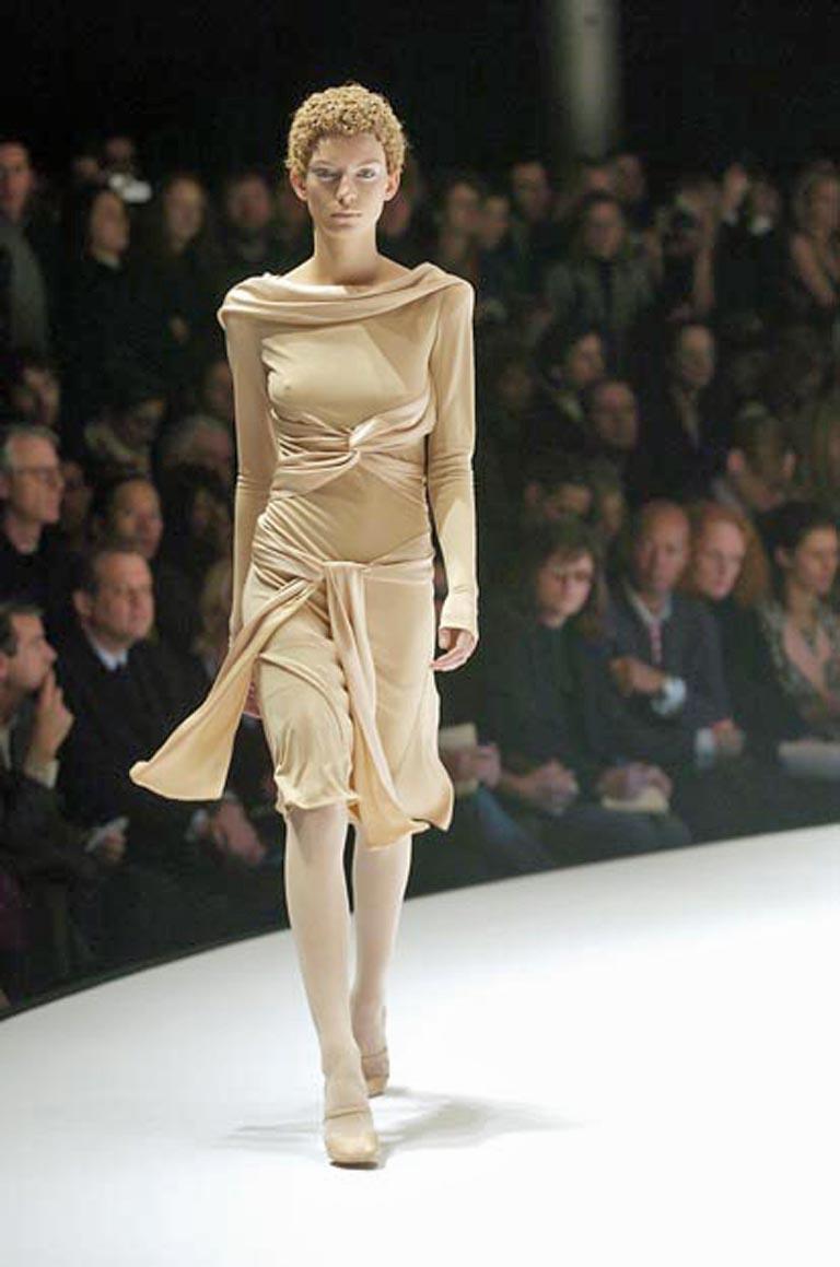 Alexander McQueen Herbst 2004 Jersey-Drapé-Kleid mit Satin-Veredelungen .   Wie auf dem Laufsteg zu sehen war, bot McQueens gesamte Kollektion ein einfaches, auffälliges Modestatement.  Dieser besondere Stil aus der Collection'S ist immer noch sehr