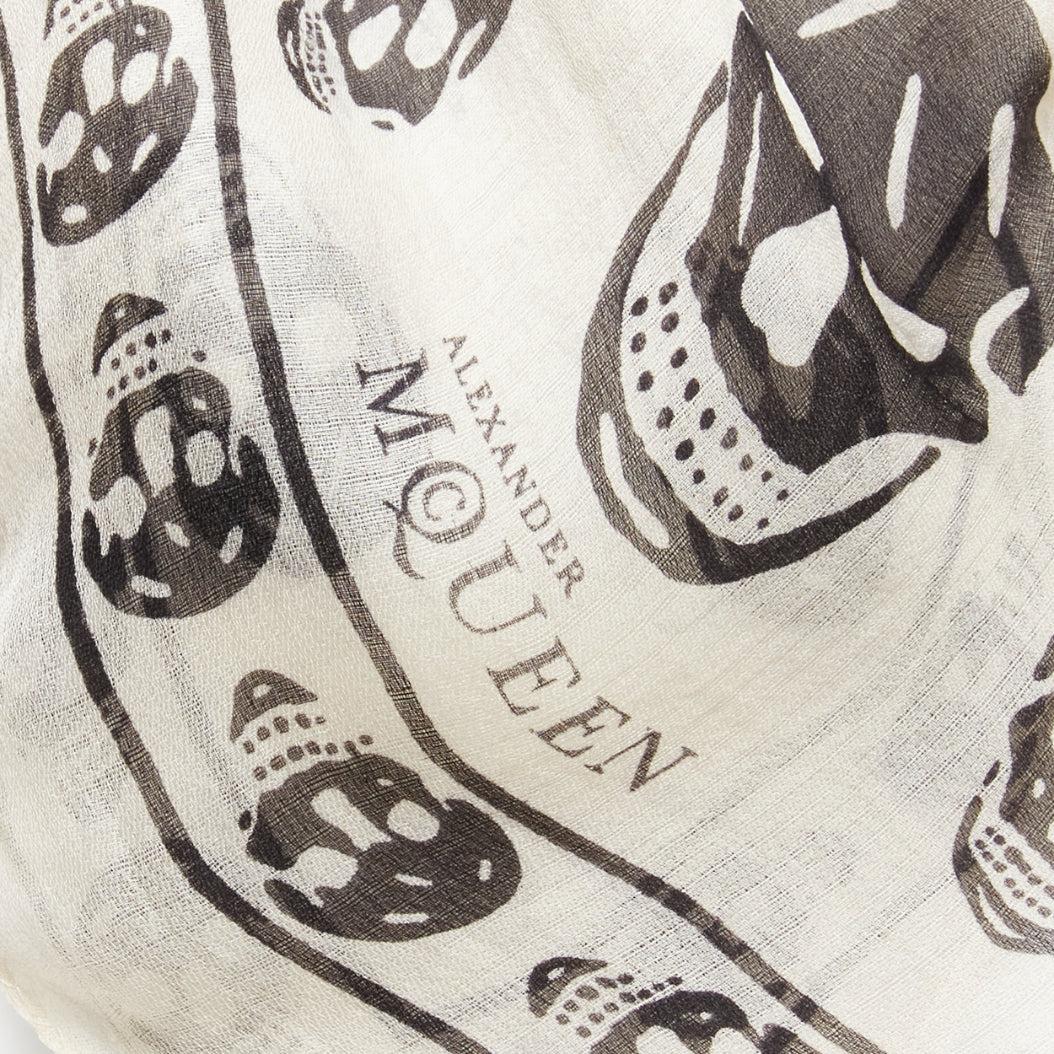 ALEXANDER MCQUEEN cream black skull print logo 100% silk scarf
Reference: SNKO/A00350
Brand: Alexander McQueen
Material: Silk
Color: Cream, Black
Pattern: Abstract
Extra Details: Logo at edge of scarf.
Made in: Italy

CONDITION:
Condition: Good,