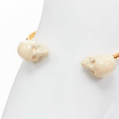 ALEXANDER MCQUEEN Bracelet manchette double crâne en émail crème