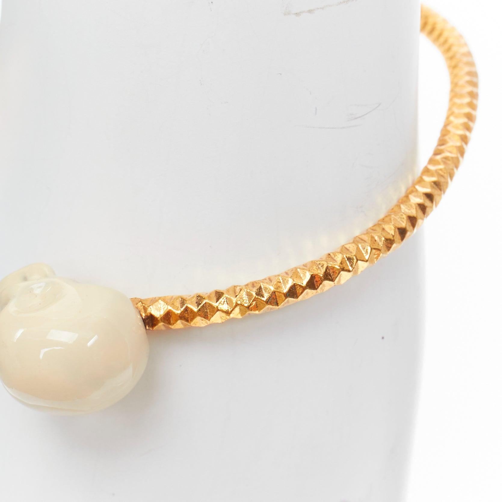 Alexander McQueen bracciale bangle con doppio teschio in smalto color crema e tonalità oro In condizioni buone in vendita a Hong Kong, NT
