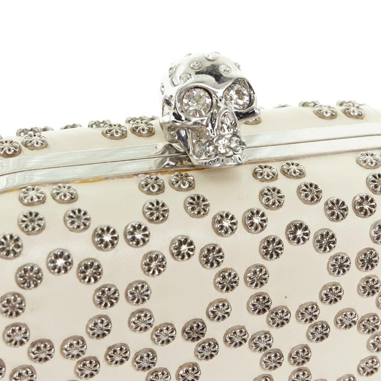 ALEXANDER MCQUEEN cream leather silver stud crystal embellished skull box clutch

ALEXANDER MCQUEEN
Light grey/beige supple soft leather upper. Silver-tone stud embellishment in honeycomb pattern. Intentional aged effect metal  frame. Skull clasp