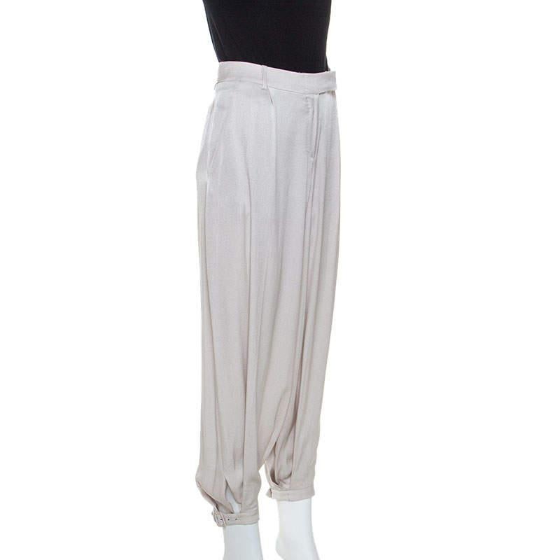 These trousers by Alexander McQueen are the perfect choice for an outing. They have been crafted from 100% silk and come in a lovely shade of cream. They feature three external pockets and hook closure. These balloon pants have a lovely silhouette