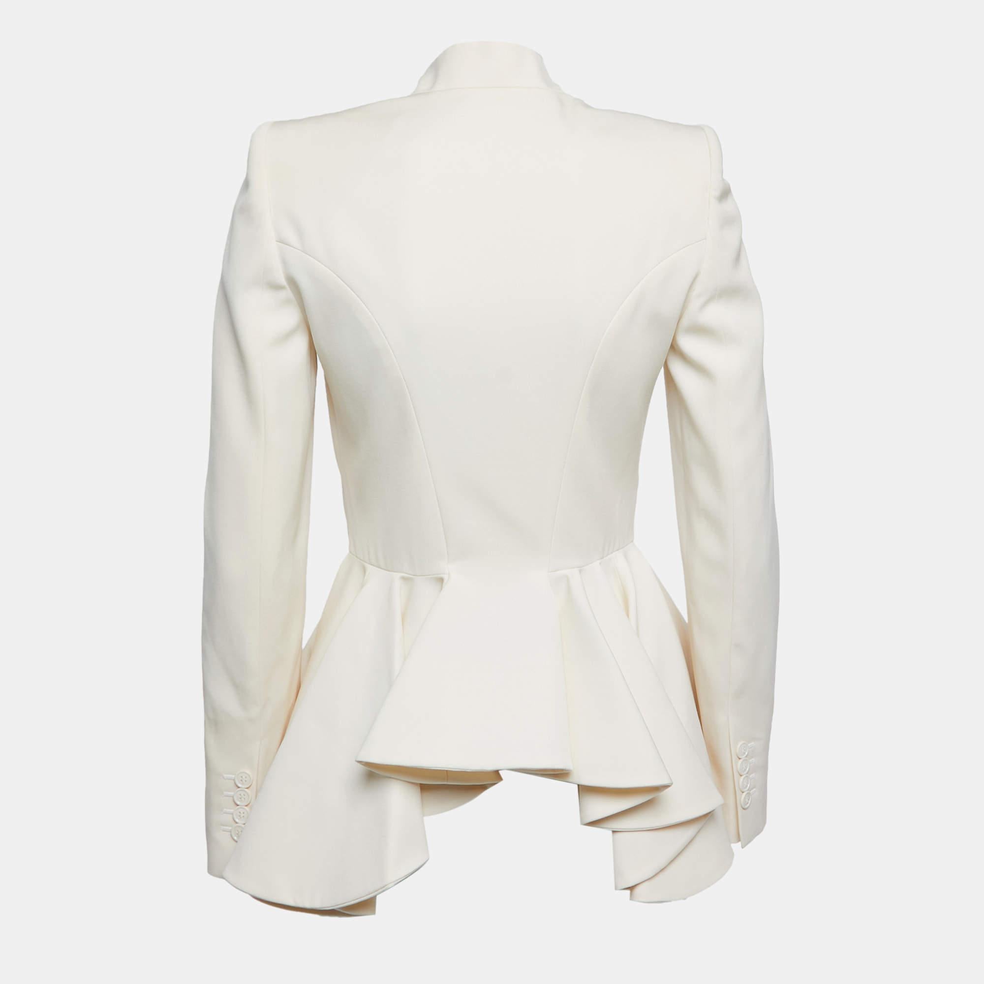 This blazer brings you both class and luxury as you wear it. It is highlighted with long sleeves and classic details, thus granting a polished, formal finish.


