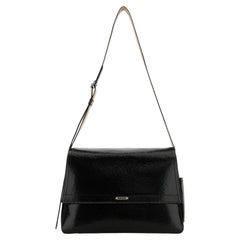 Alexander McQueen Schultertasche aus Leder mit Krokodilprägung – Schwarz