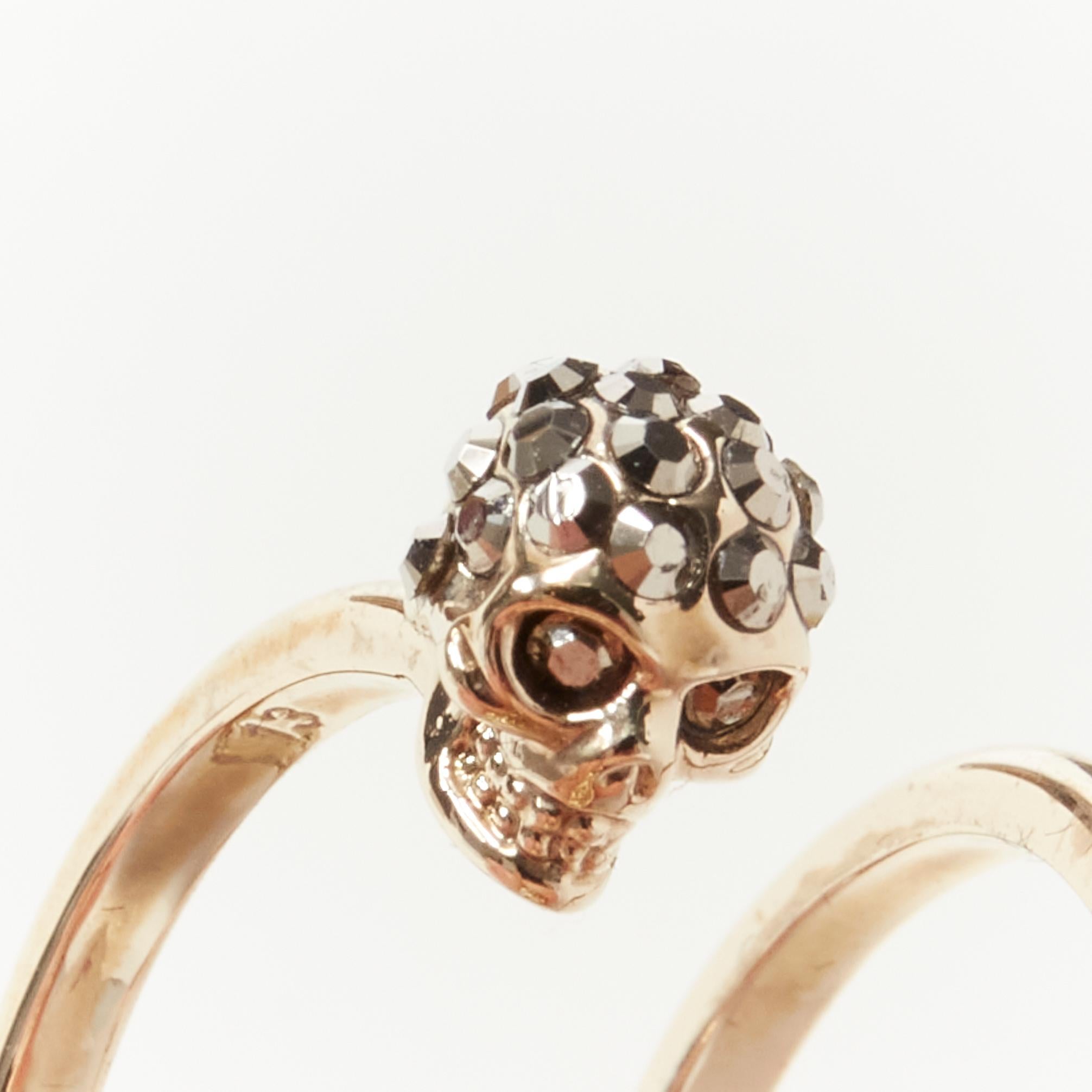 ALEXANDER MCQUEEN crystal encrusted double skull gold tone double ring 6.5 In Excellent Condition For Sale In Hong Kong, NT