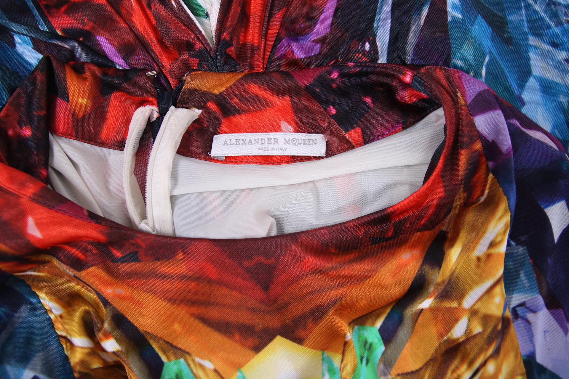 Alexander McQueen - Robe kaléidoscope en cristal avec cape, collection S/S 2009 - Distinction naturelle en vente 3