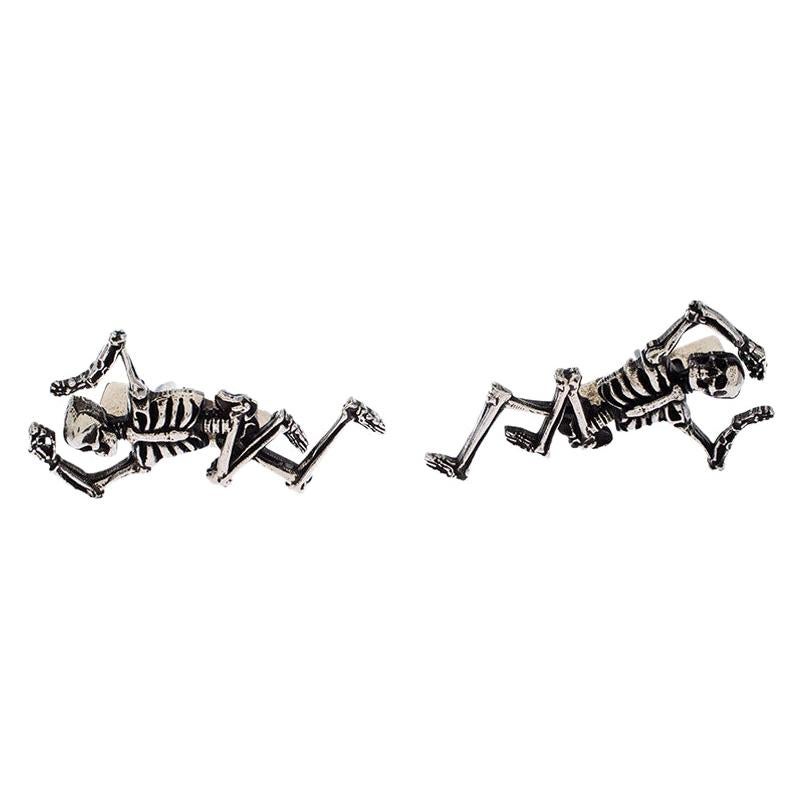 The skull motifs are popularly synonymous with Alexander McQueen and they're perfect to lend a modern touch to one's style. Shaped as dancing skulls, these cufflinks have been finely created from silver-tone metal. All your shirts will be enhanced
