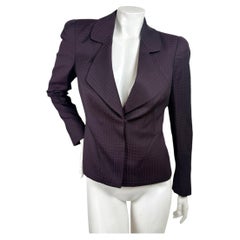 Giacca sartoriale Alexander McQueen in jacquard scultoreo color melanzana scuro, taglia IT 44