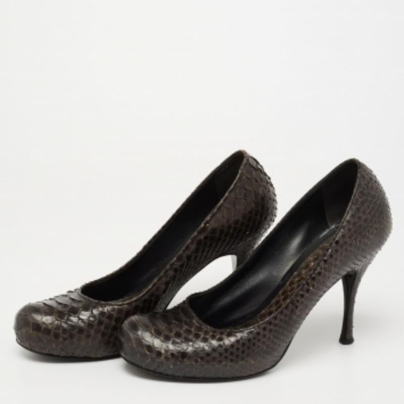 Adorna este par de zapatos de salón Alexander McQueen para moverte a cualquier parte sin renunciar a la comodidad. Fabricado en piel de pitón, tiene tacón de 10 cm, suela de cuero y puntera redonda.