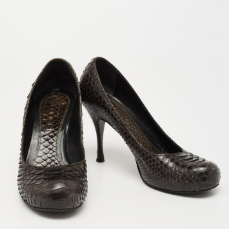 Bombas de punta redonda de piel de pitón verde oscuro Alexander McQueen Talla 37.5 Negro en venta