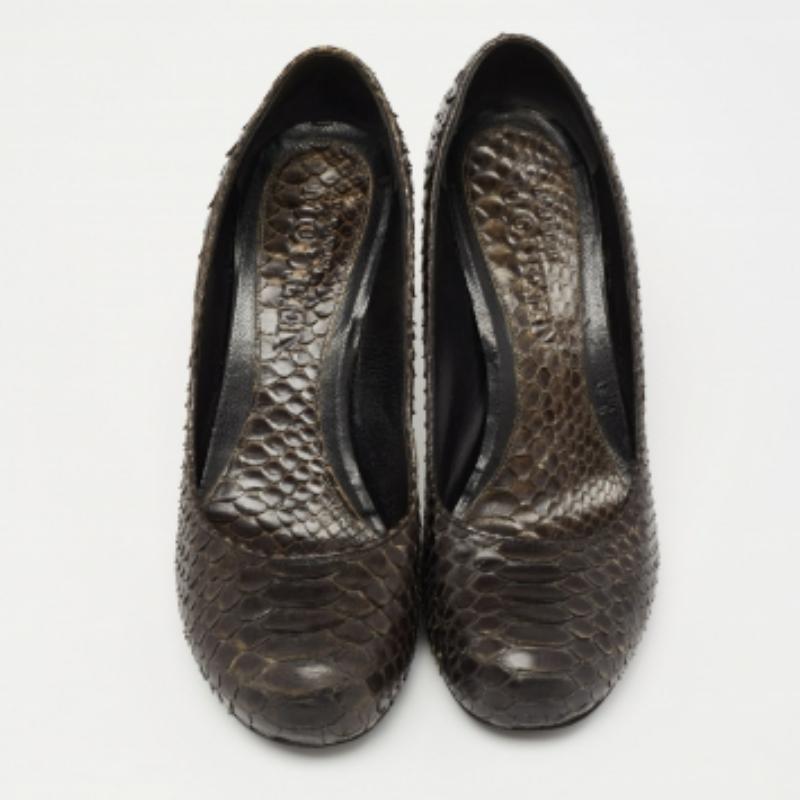 Bombas de punta redonda de piel de pitón verde oscuro Alexander McQueen Talla 37.5 en Bastante bueno estado para la venta en Dubai, Al Qouz 2
