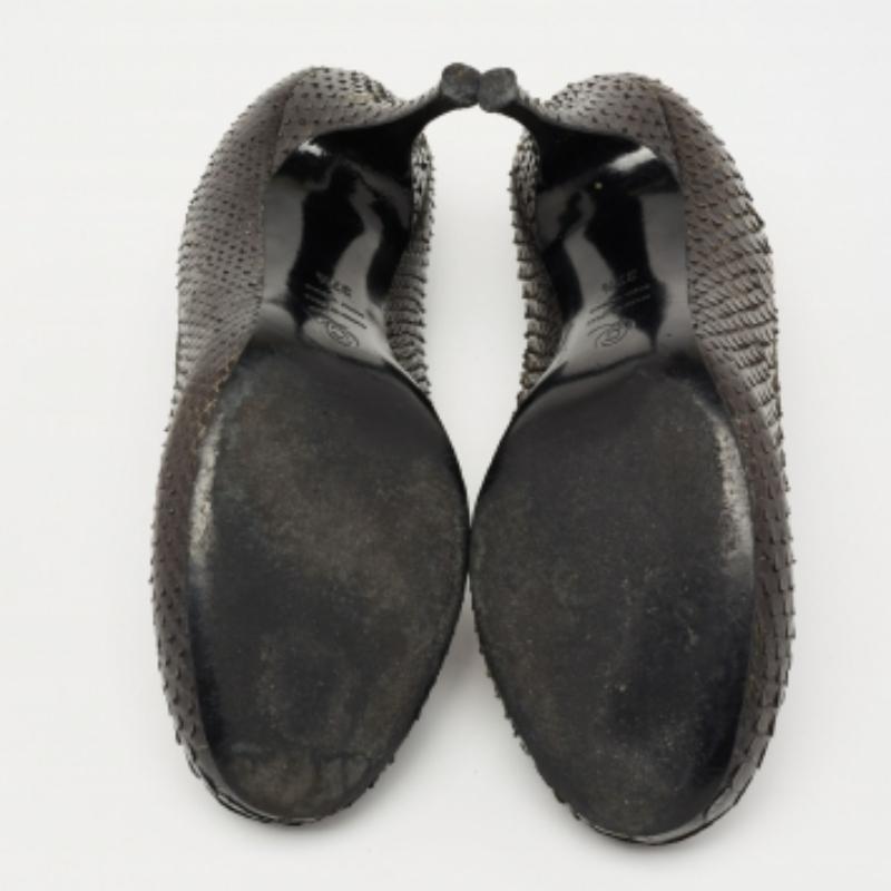 Bombas de punta redonda de piel de pitón verde oscuro Alexander McQueen Talla 37.5 en venta 1