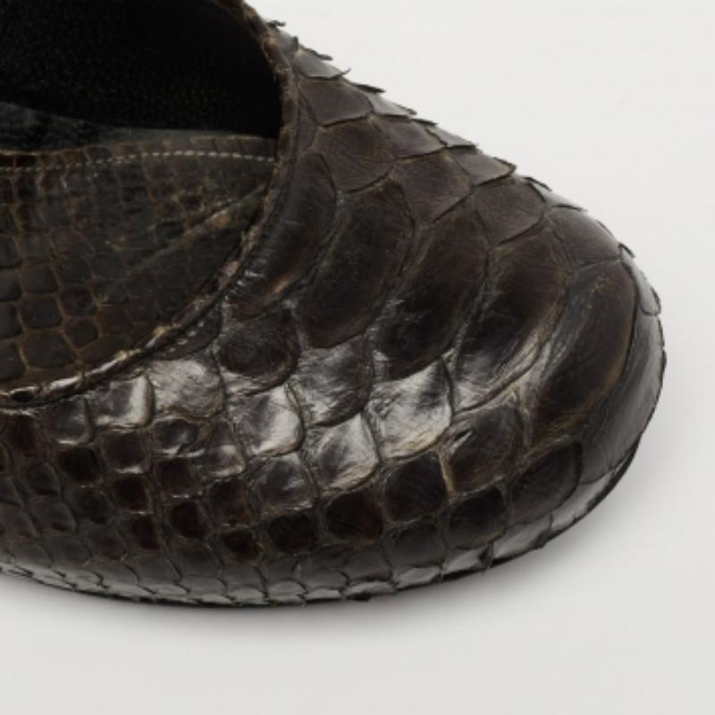 Bombas de punta redonda de piel de pitón verde oscuro Alexander McQueen Talla 37.5 en venta 2