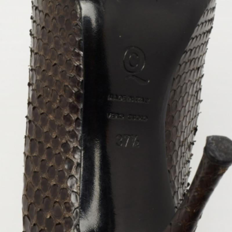 Bombas de punta redonda de piel de pitón verde oscuro Alexander McQueen Talla 37.5 en venta 3