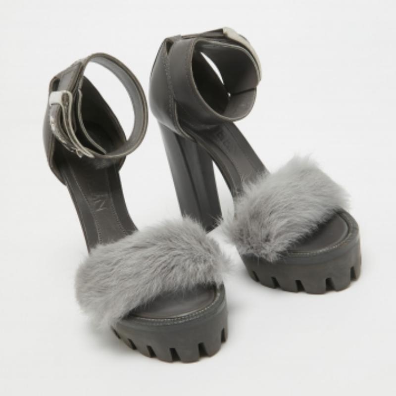 Gris Alexander McQueen Sandales à lanières de cuir et de fourrure gris foncé Taille 37 en vente