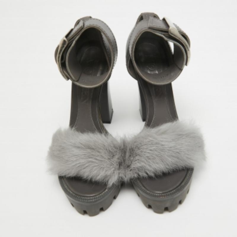 Alexander McQueen Sandales à lanières de cuir et de fourrure gris foncé Taille 37 Bon état - En vente à Dubai, Al Qouz 2