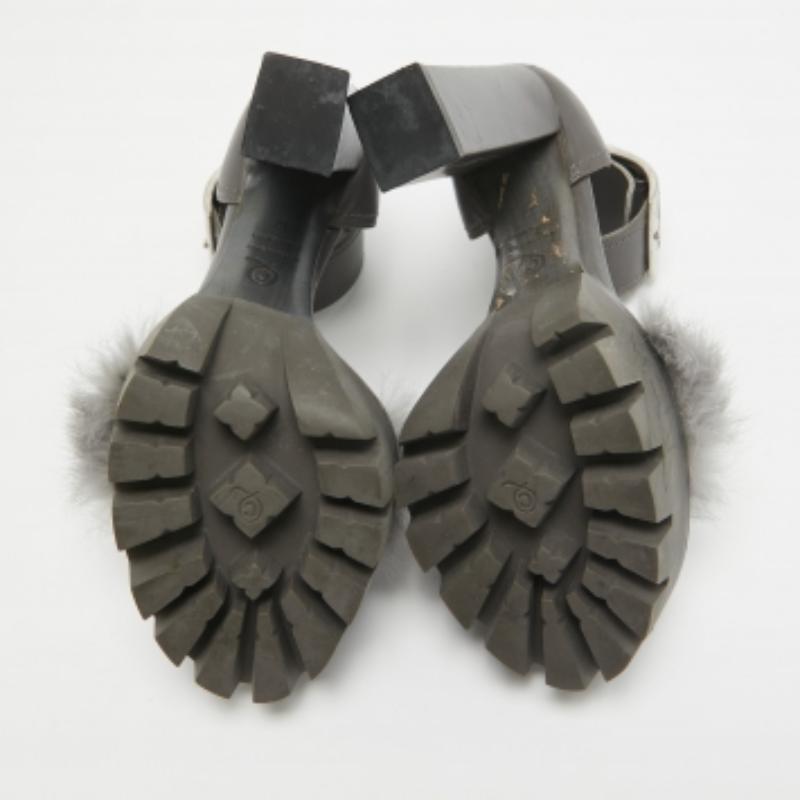 Alexander McQueen Sandales à lanières de cuir et de fourrure gris foncé Taille 37 en vente 2