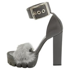 Alexander McQueen Sandales à lanières de cuir et de fourrure gris foncé Taille 37