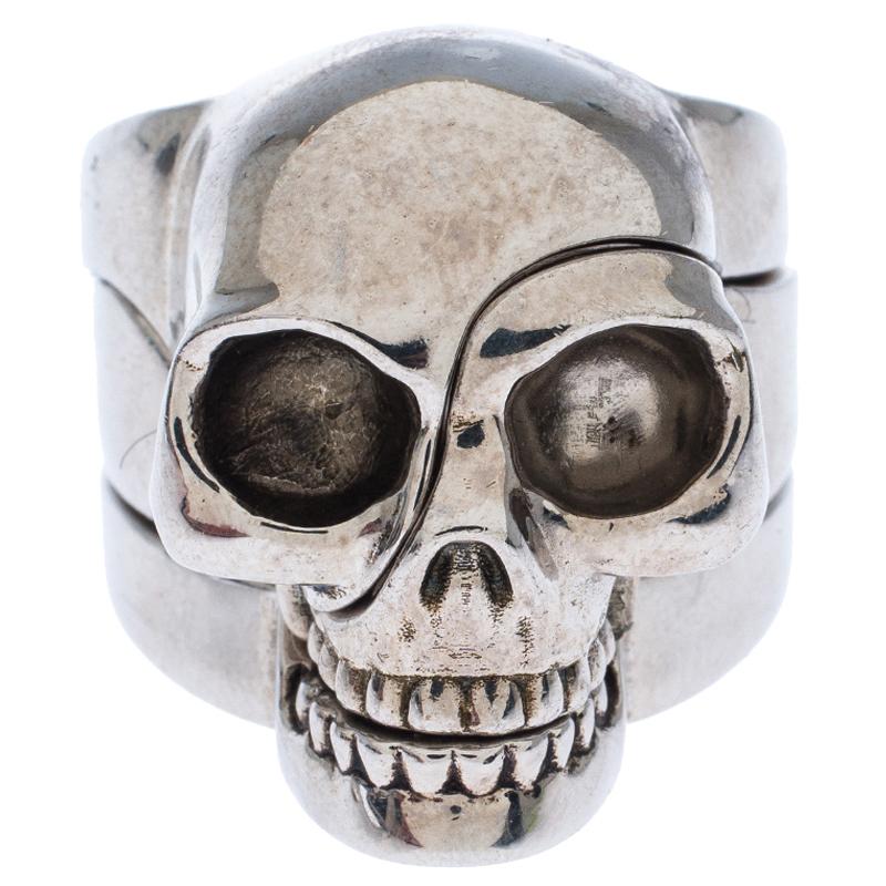 Quirky and very stylish, this ring from Alexander McQueen is here to enchant you and make you fall in love with it. The fabulous creation is crafted from silver-tone metal and has a divided skull motif at the head. A piece worth collecting, it will