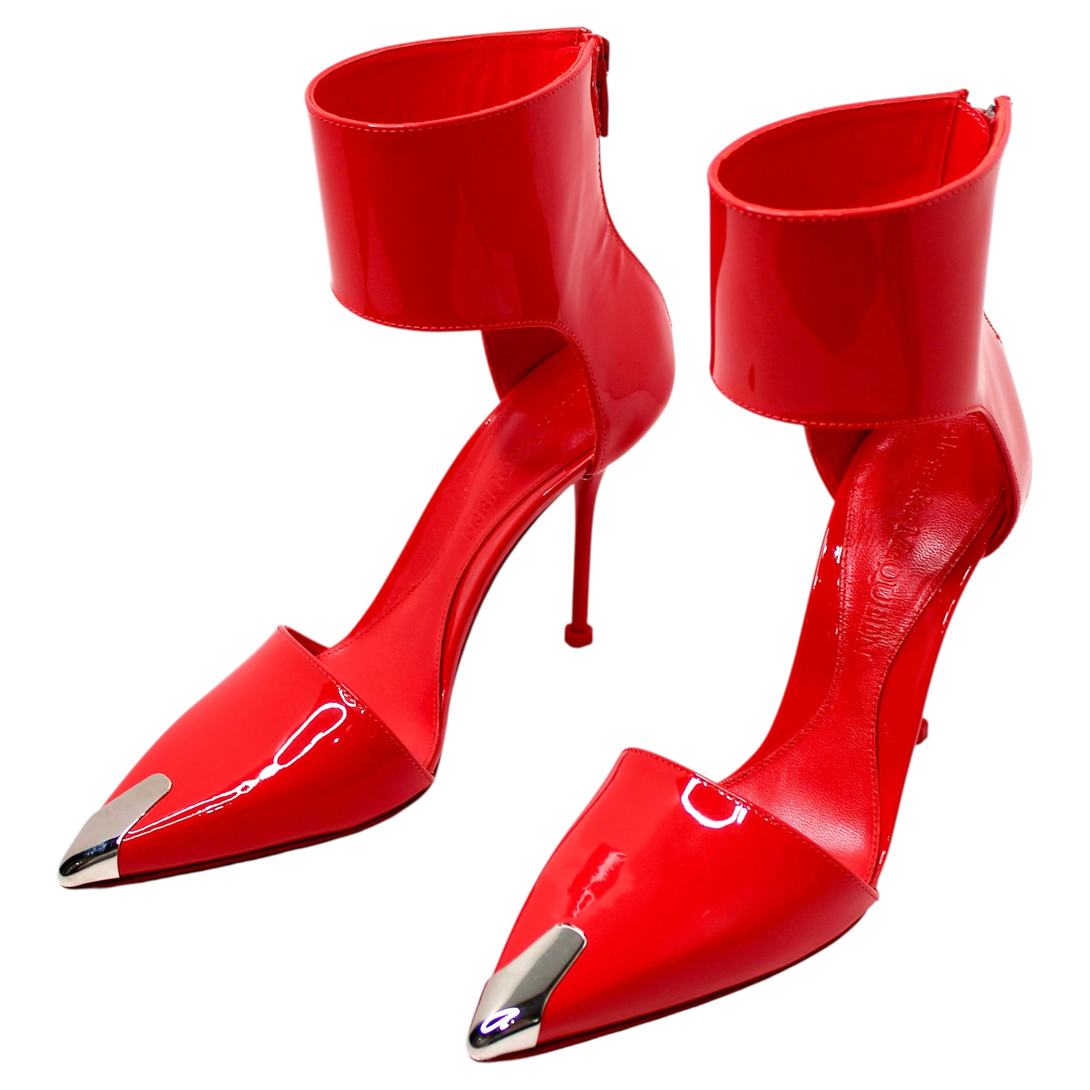 Alexander McQueen D'Orsay Pumps aus rotem Lackleder