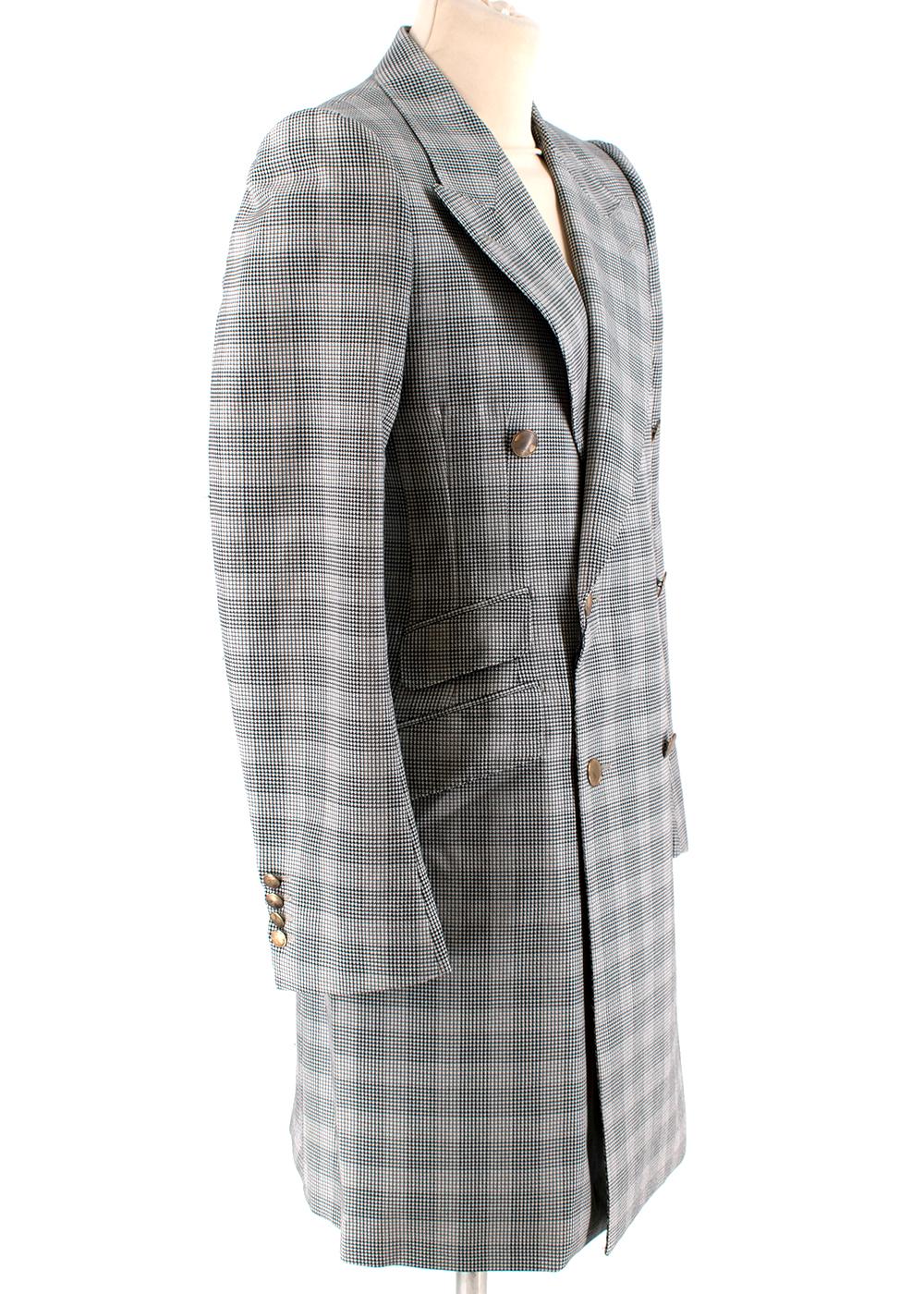 Alexander McQueen Double Breasted Micro Houndstooth Coat

- Three front flap pockets
- Button cuff fastenings
- Houndstooth pattern
- Double-breasted button fastening
- Peak labels

Materials:
Exterior fabric:
- 100% Wool
Lining:
- 100% Rayon