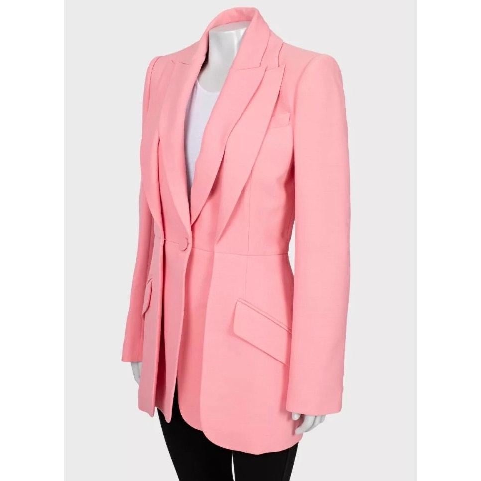 Sortez en beauté avec ce superbe blazer en laine à double col Alexander McQueen ! Ce blazer ajusté présente un double col unique et une fermeture flatteuse à un seul bouton. Le luxueux mélange de laine et de soie lui confère une sensation