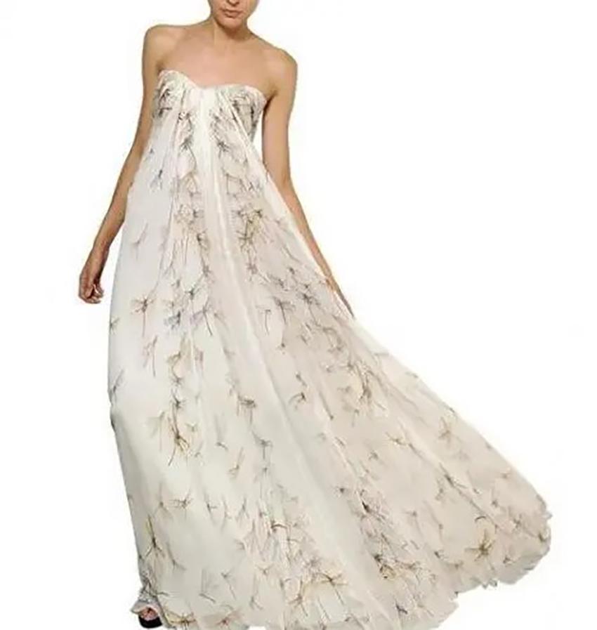 ALEXANDER MCQUEEN 


Silk-chiffon gown from Alexander McQueen features a printed dragon-fly motif designed with a strapless bustier, draped layers and zip closure on the back. 

Content: 100% Silk, Lining: 74% Acetate, 26% Silk. 

Size IT 40

Brand