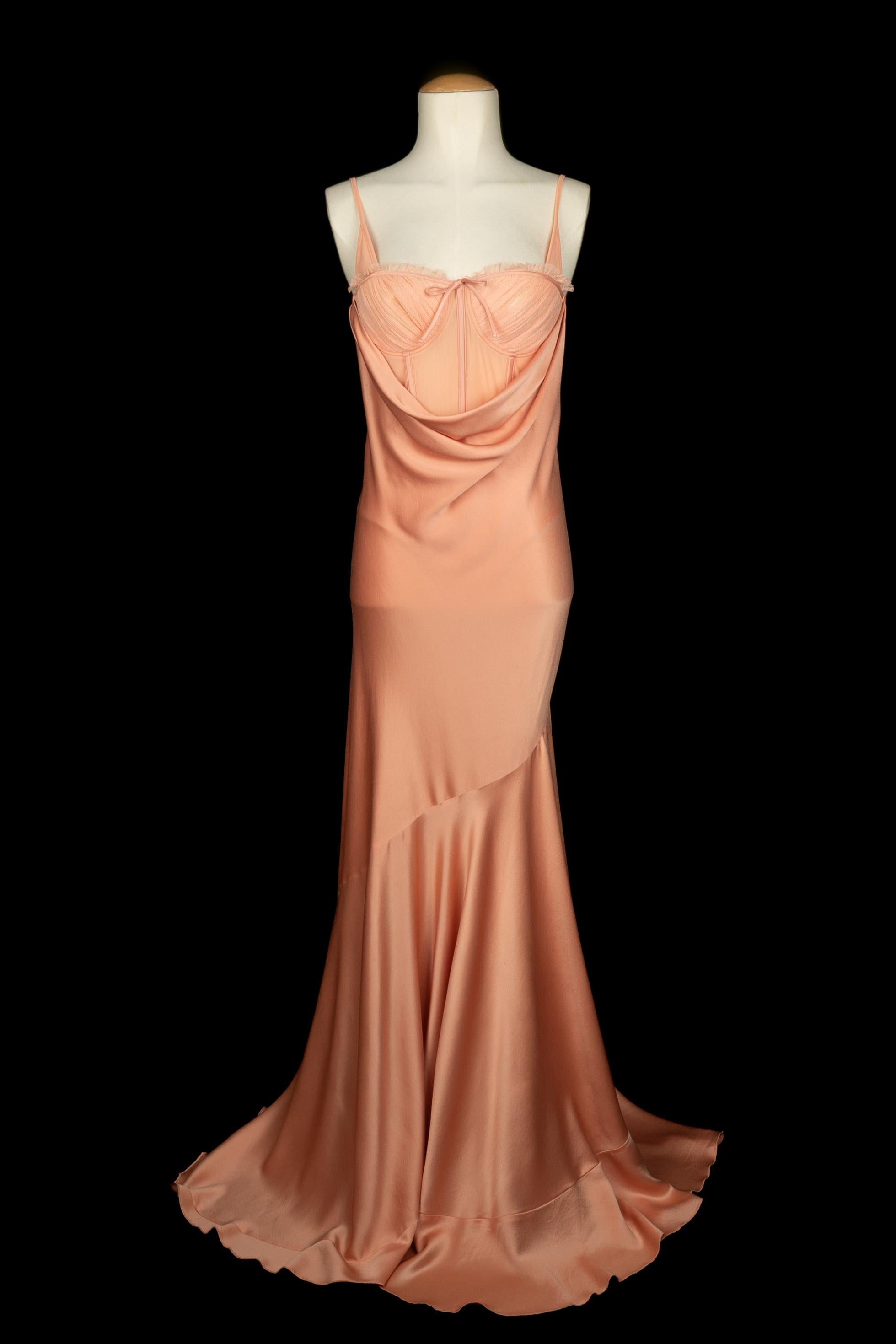 ALEXANDER MCQUEEN - (Fabriqué en Italie) Robe longue en soie au drapé rose saumon. Le haut de la robe est un body de type lingerie-corset en maille plissée transparente. Taille 42IT indiquée, peut convenir à un 36FR. Collection 'Deliverance'