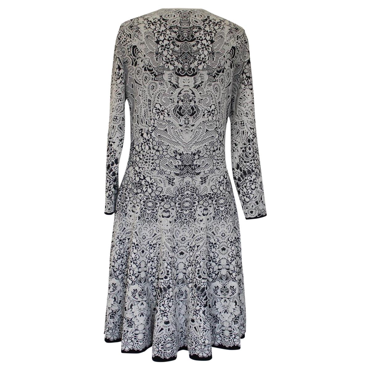 Beautiful McQueen dress
Viscose (48%), silk (44%) and nylon
Fancy print
Black and white
Long sleeve
Shoulder cm 40 (15.7 inches)
Total length cm 95 (37.4 inches)
Worldwide express shipping included in the price !