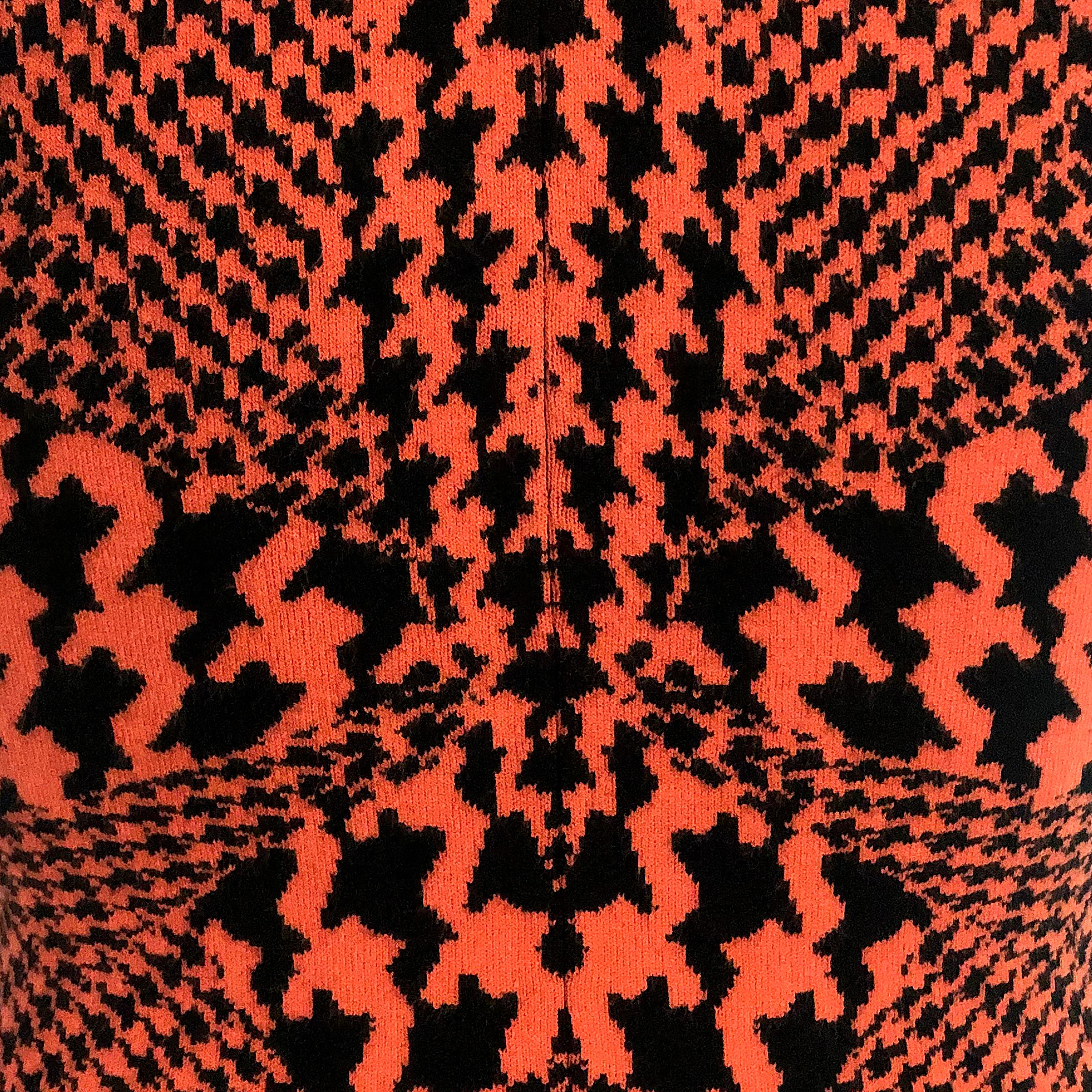 Détails du produit : Alexander McQueen Dress - Multi Dogtooth Knit / Burnt Orange + Black - Full Skirt - Sleeveless (sans manches)
Label : Alexander McQueen - McQ
Taille : XS (Convient à UK 8 à UK 12)
Contenu du tissu : Orange brûlé + noir - mélange