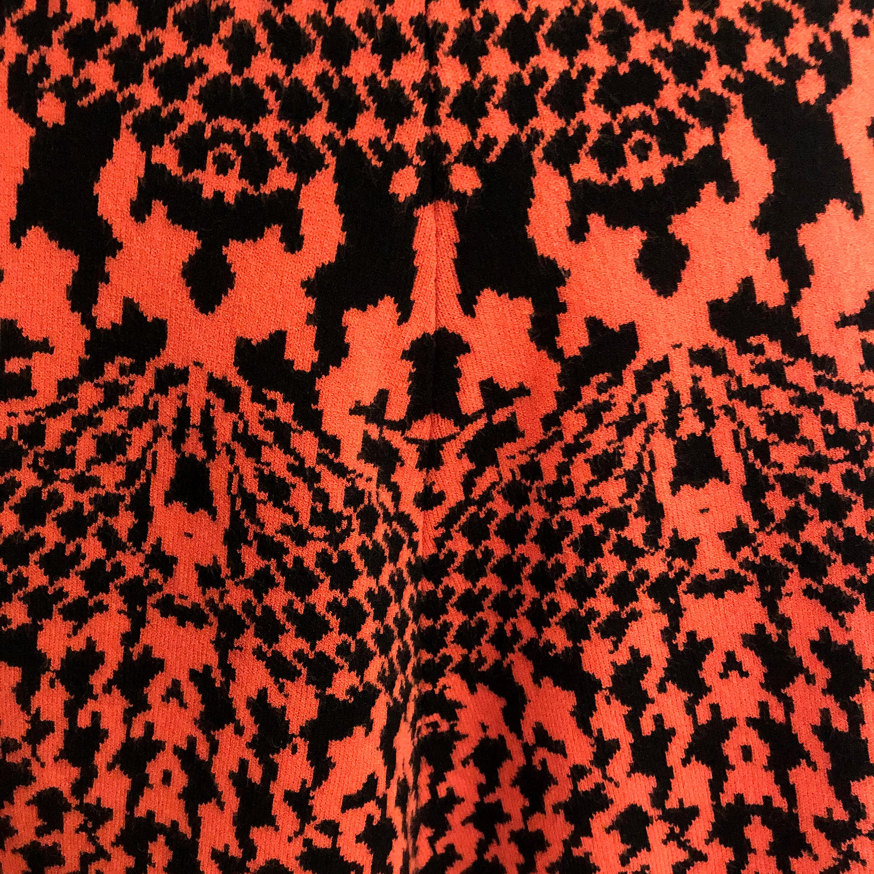 Alexander McQueen - Robe en maille multi-dents de chien - Orange brûlée + noir Pour femmes en vente