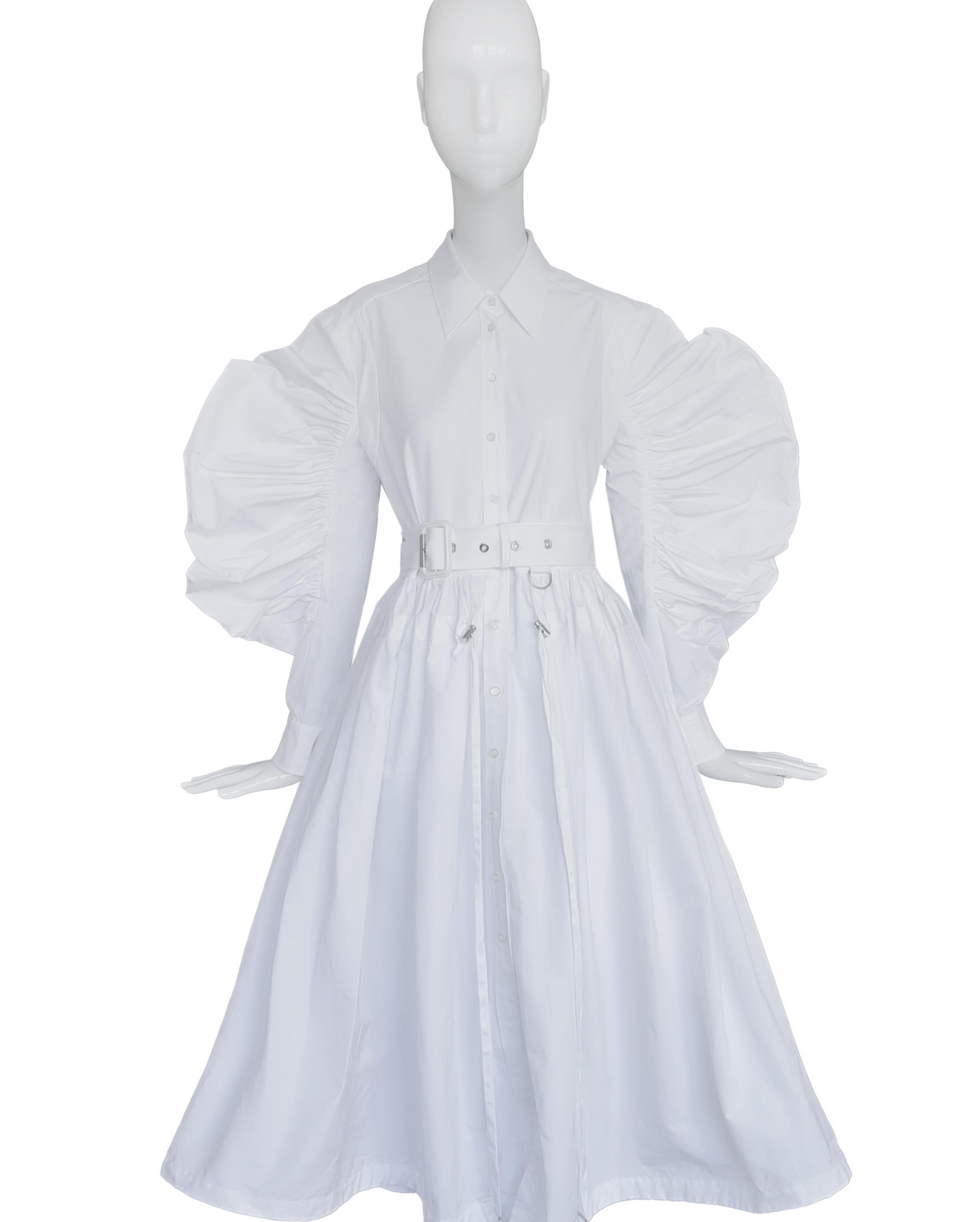 Robe blanche à manches dramatiques Alexander McQueen SS 2021 en vente 7