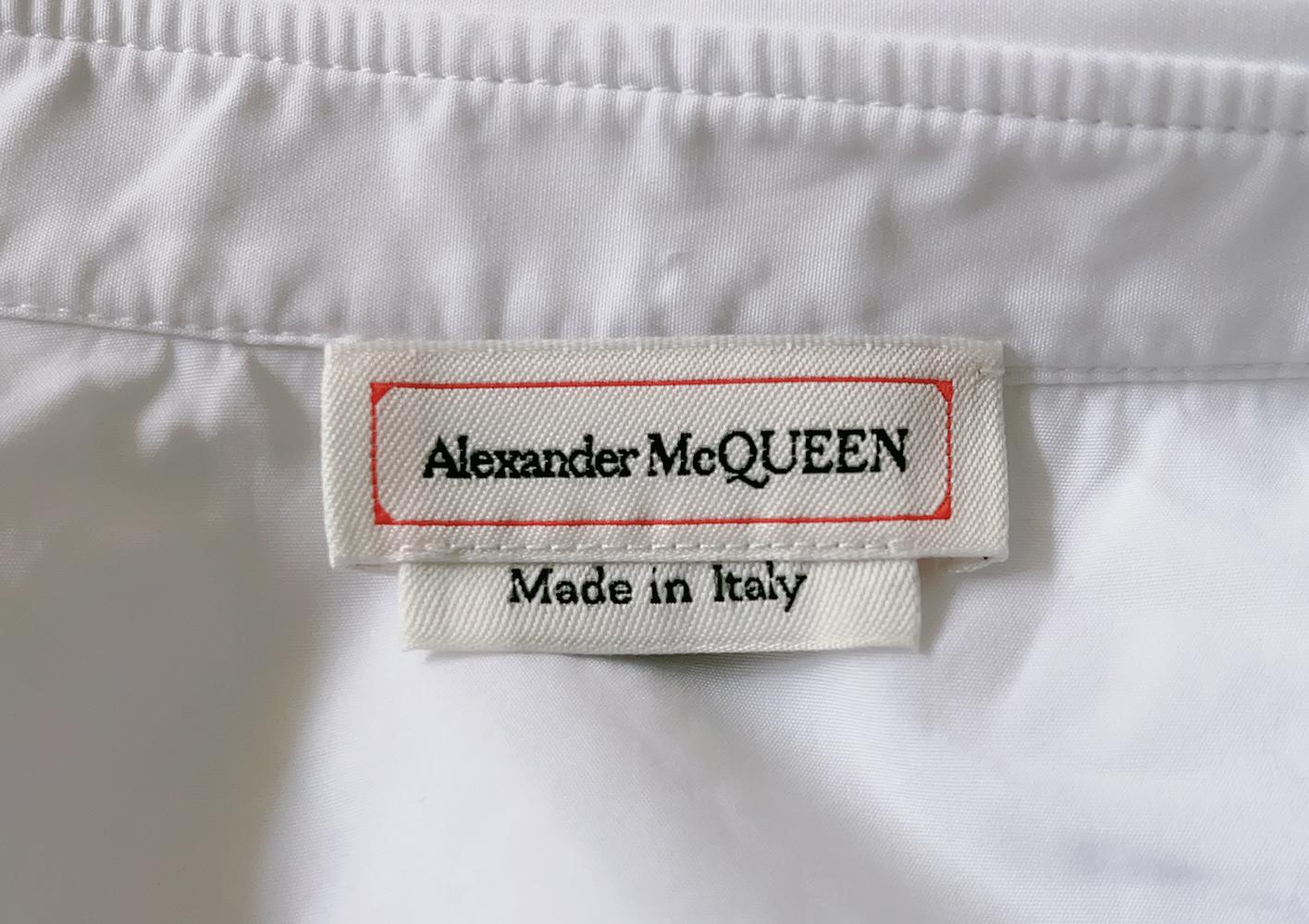 Robe blanche à manches dramatiques Alexander McQueen SS 2021 en vente 1