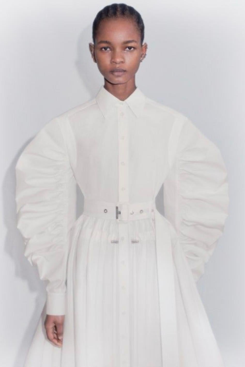 Robe blanche à manches dramatiques Alexander McQueen SS 2021 en vente 5