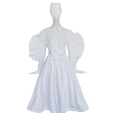 Alexander McQueen Kleid SS 2021 mit dramatischen Ärmeln Weiß