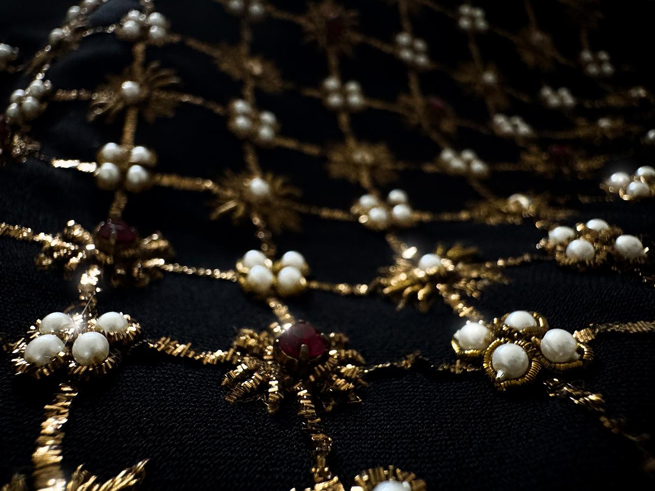 Alexander McQueen Verschönertes Schwarzes Kleid im Angebot 3