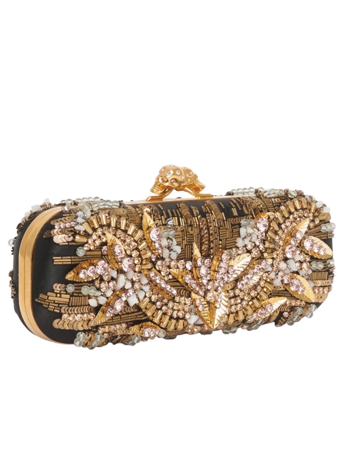 Alexander McQueen Embellished Skull Clutch - Glamour dorado con un toque gótico

Este bolso de Alexander McQueen, una deslumbrante fusión de arte y actitud, es una pieza impactante. Adornada a mano con intrincados abalorios florales, lentejuelas y