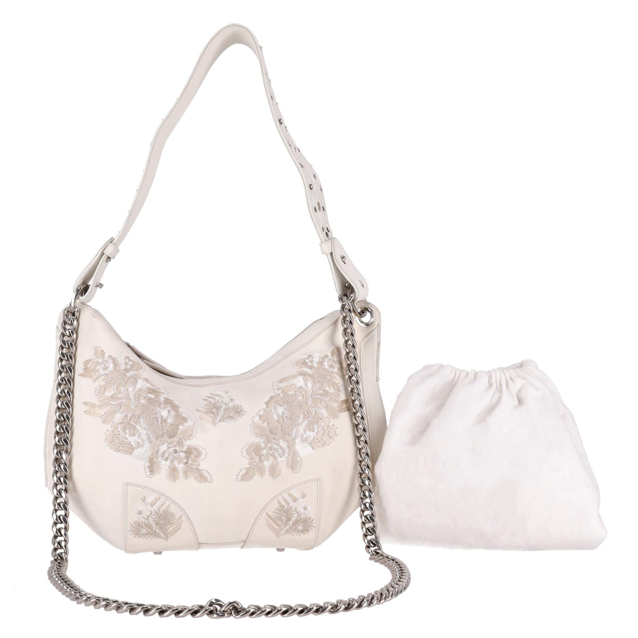 Alexander McQueen Embroidered Shoulder Bag

White bag designed with beige floral embroidery to the front and rear.

Wide, embroidered shoulder strap and removable, silver chain-link.

Zipped top leading to beige interior with slip pocket.

Rrp