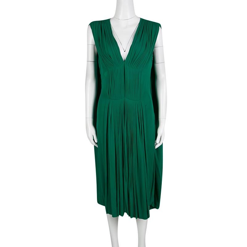 Cut to a fabulous silhouette, this dress will be your go-to outfit for any occasion. Bring out the perfect look of this green dress by pairing it with statement accessories. This urbane dress from the house of Alexander McQueen features an elegant