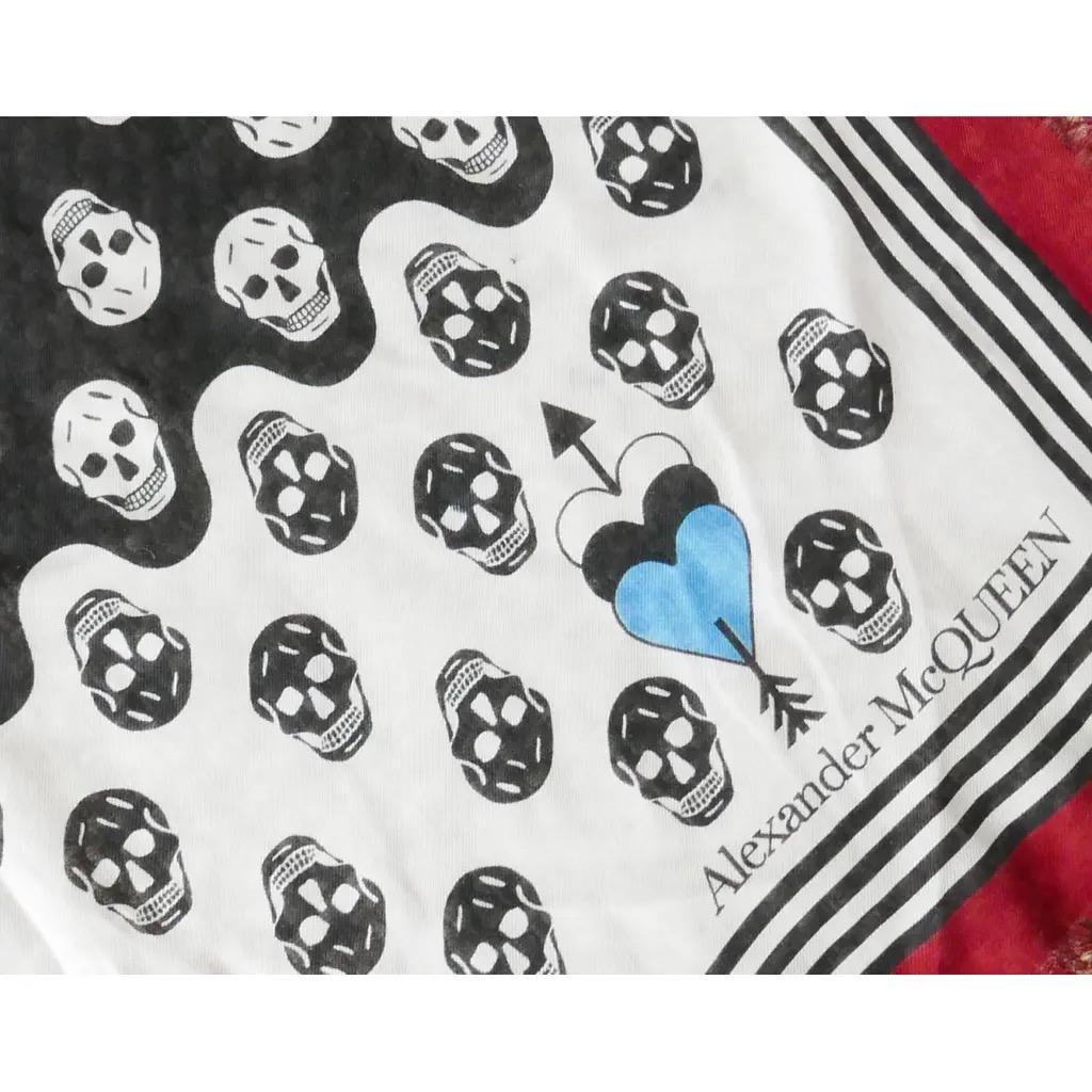 Chal de calavera Alexander McQueen extragrande. 
Falta la etiqueta de composición pero es un tejido super suave y fino que parece una mezcla de seda/algodón/lana.
Mide aprox. 47