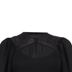 Blouse courte Alexander McQueen en soie noire, ornée de dentelle ajourée