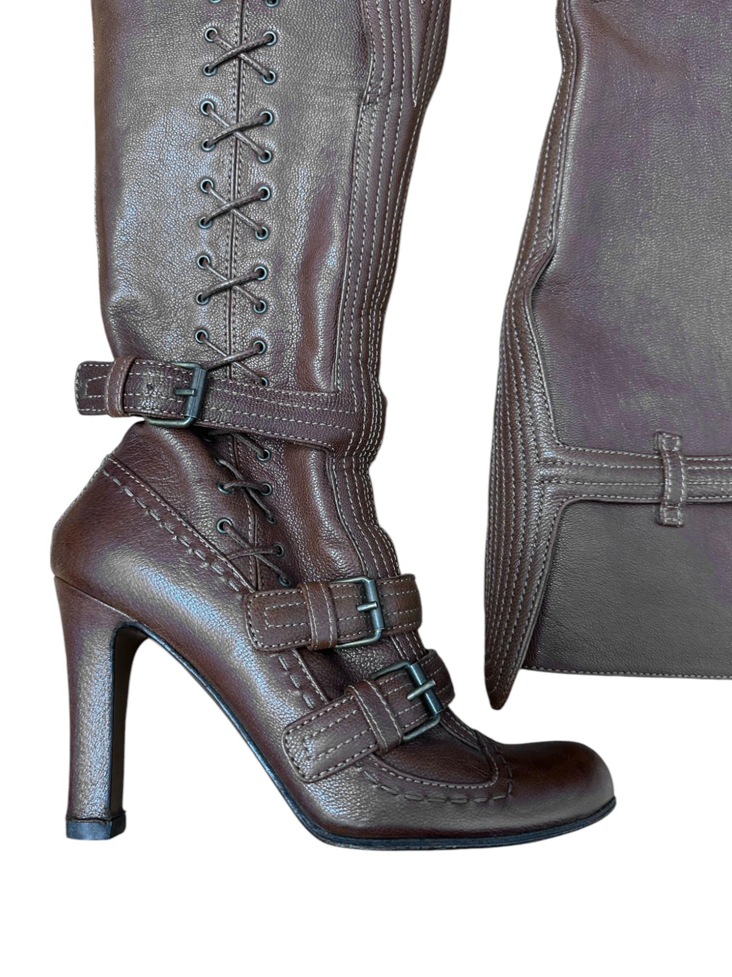 - Diseñado por Alexander McQueen
- Botas de piel marrón con cordones.
- Otoño Invierno 2006
- Detalles Bondage
Materiales: Piel
- Fabricado en Italia
- Buen estado, sólo alguna pequeña señal de uso pero aún ponible.
- Viene sin caja original
-