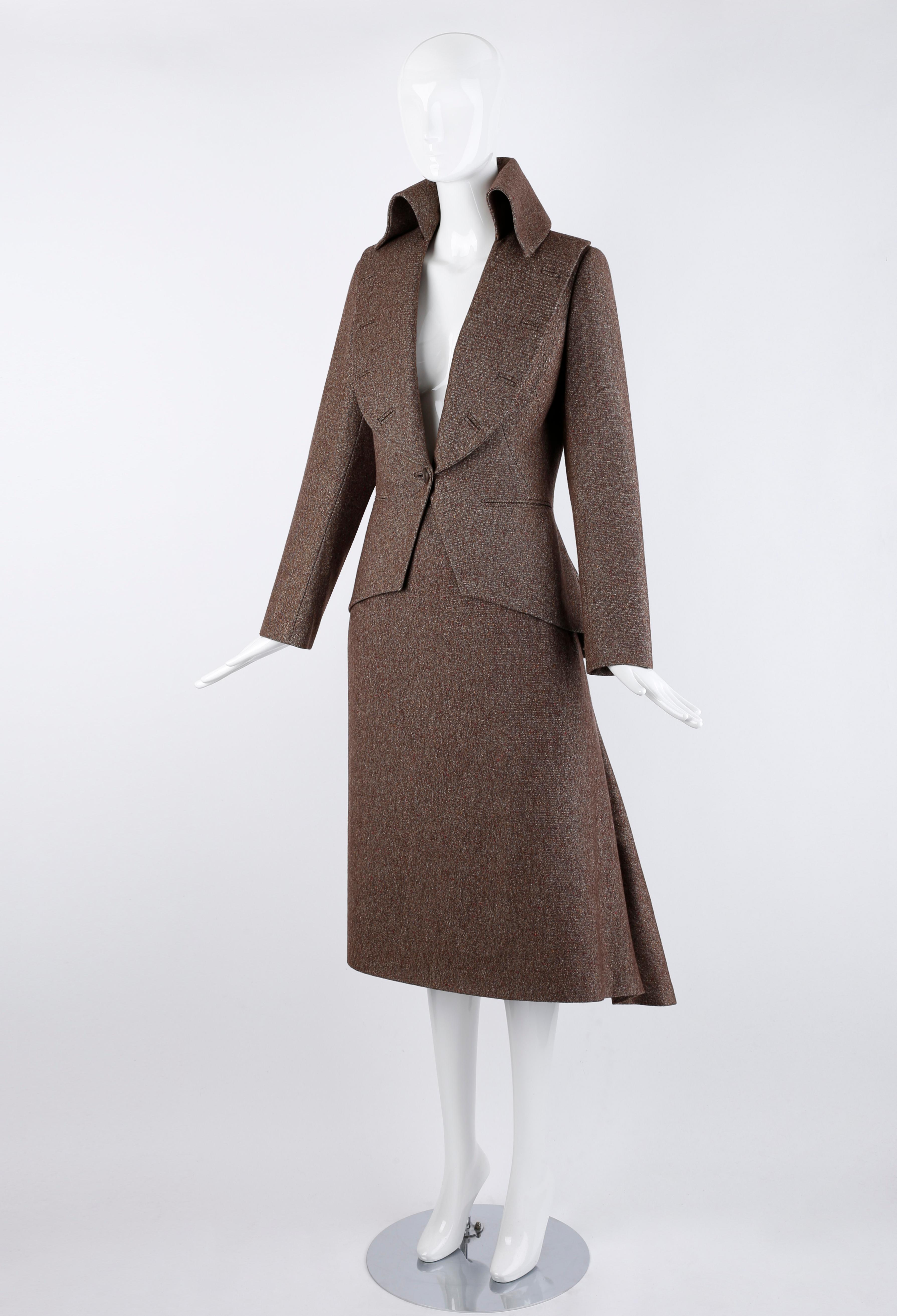 Conçue par Alexander McQueen pour la collection automne/hiver 2006 ; look #15. Ce magnifique tailleur en laine mélangée mouchetée est doté d'une jupe à taille haute et d'un plissé asymétrique au dos. La veste présente des revers spectaculaires et un