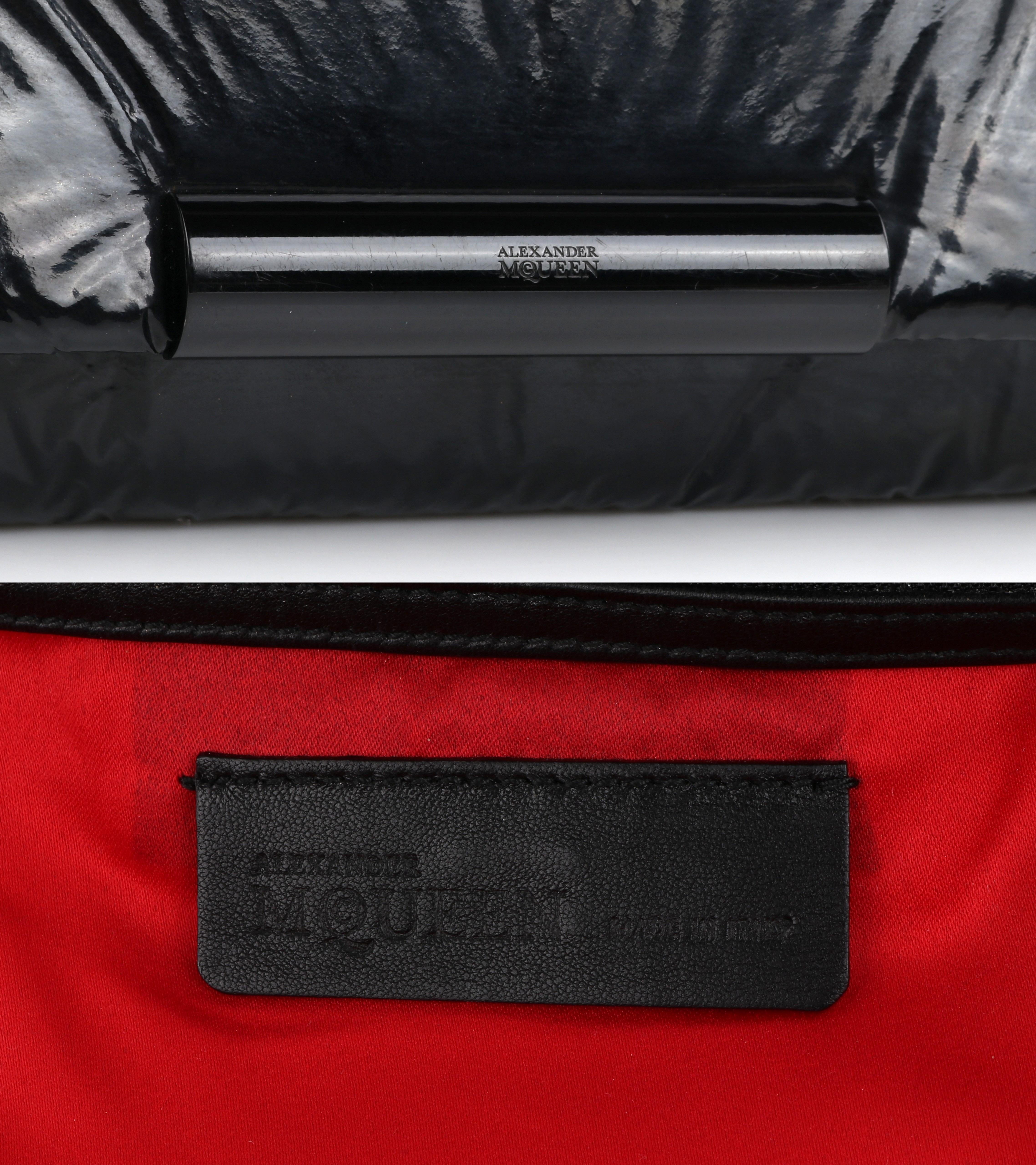 Alexander McQueen A/I 2009 - Pochette grande in vernice nera stropicciata in vendita 5
