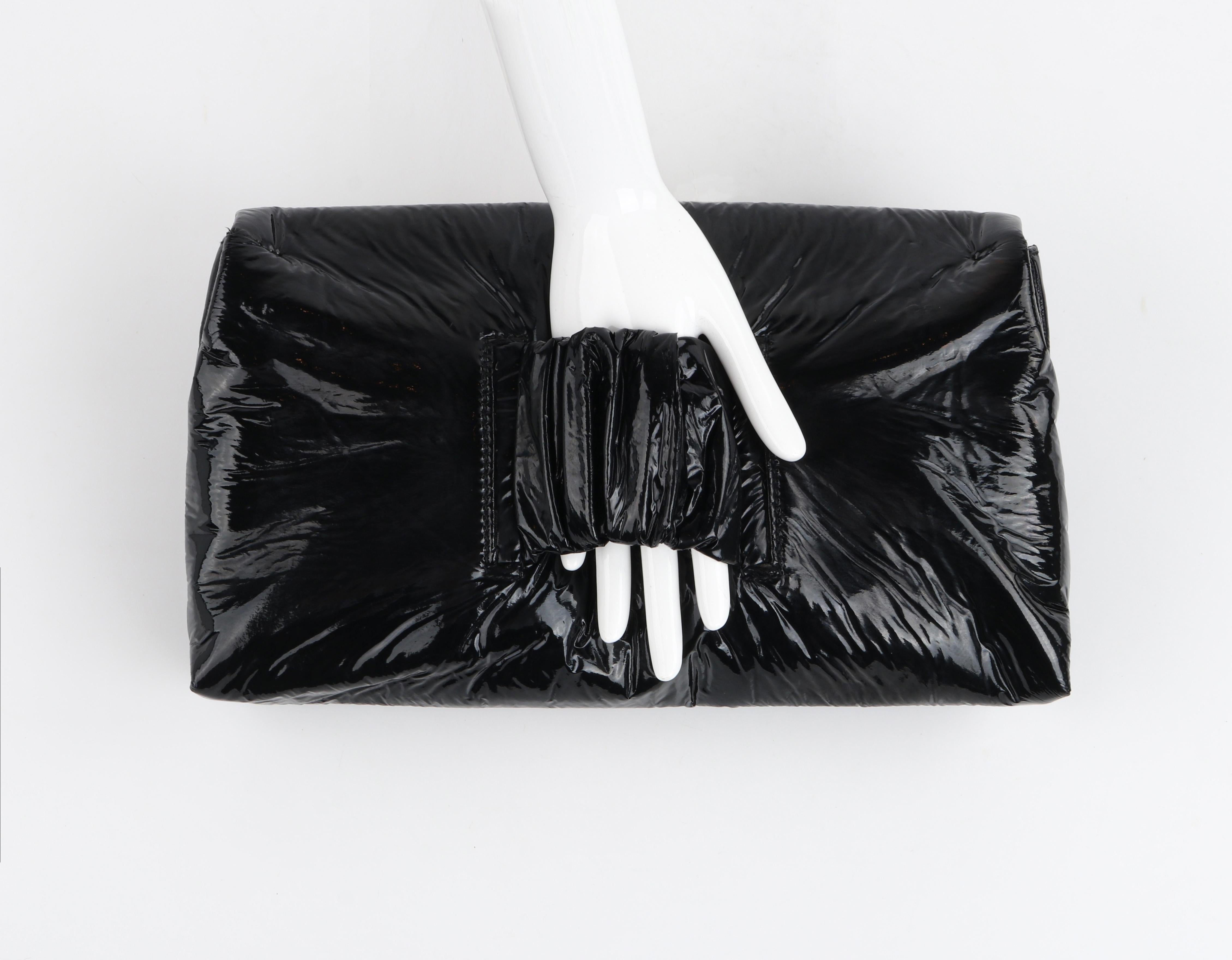 Alexander McQueen A/I 2009 Borsa grande in vernice nera stropicciata RARO

Marchio / Produttore: Alexander McQueen
Circa: A/I 2009
Stilista: Alexander McQueen
Stile: Pochette oversize
Colore(i): Esterno: Nero. Interni: Rosso
Foderato: Yes